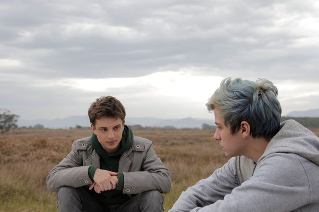 Filme narra viagem de dois amigos para casa com vista para mar frio e revolto