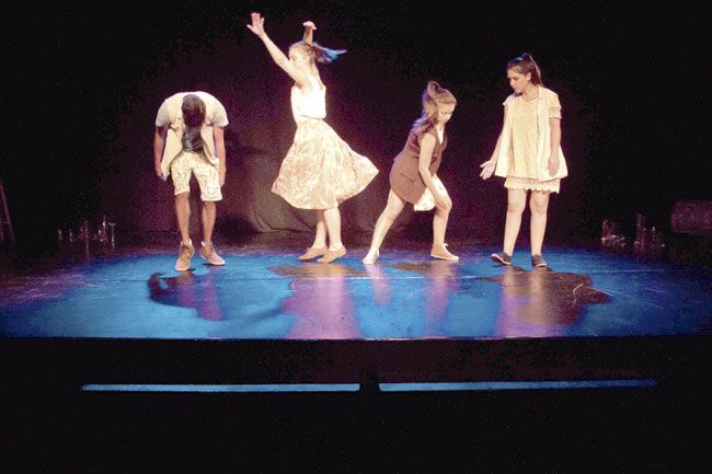 FOTOS: LOHÁ LORETA fluxidade foi criado a partir de pesquisas com transeuntes e adolescentes das escolas publicas em que os atoresbailarinos atuam como arte educadores