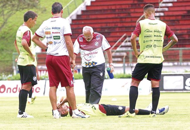 Hiroshi será reavaliado hoje para definir se joga (Leonardo Costa/tupi.esp.br)