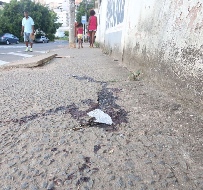 Mancha de sangue tomou ponto de ônibus no trecho do Acesso Sul (Leonardo Costa/31-03-16)