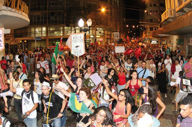 Manifestantes saíram da Praça da Estação, no Centro, e seguiram até Praça Jarbas de Lery, em São Mateus (FERNANDO PRIAMO/18-03-16)