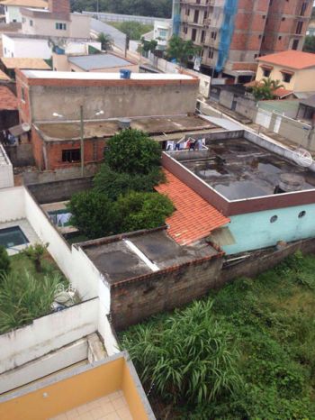 No Bairro Aeroporto, laje é problema na Rua Eloi Américo Mendes