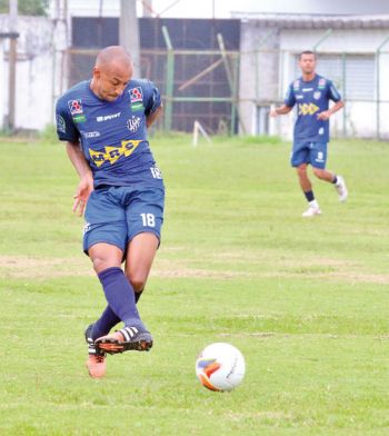 Duelo de Galos no Municipal 2 O meia Vinícius Kiss acredita que o Tupi tem condições de sonhar com o G4 - Leonardo Costa/18-03-16