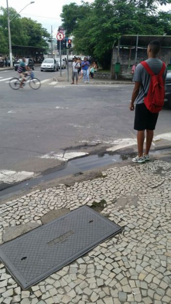 Boca de lobo entupida há duas semanas 2 Problema ocorre na esquina da Travessa Doutor Prisco com Rua João Pessoa de Rezende