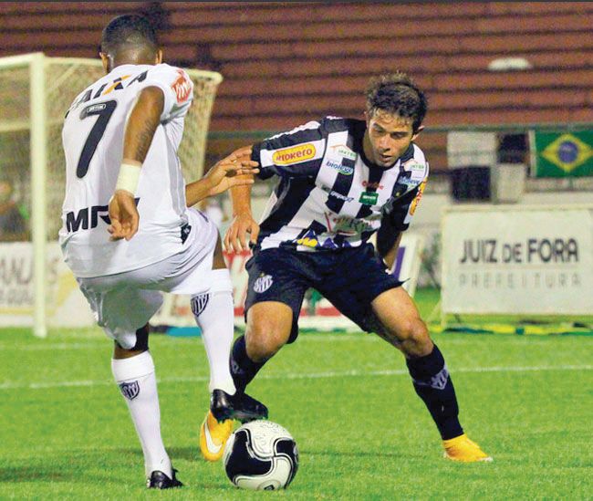 Dengue tomba mais um 2 Se queixando de mal estar, lateral foi substituído no segundo tempo (Felipe Couri/tupifc.esp.br)