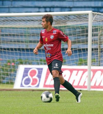 Dono da lateral 2 Thiago Espíndola ganhou vaga de titular após a chegada de Drubscky (Leonardo Costa)