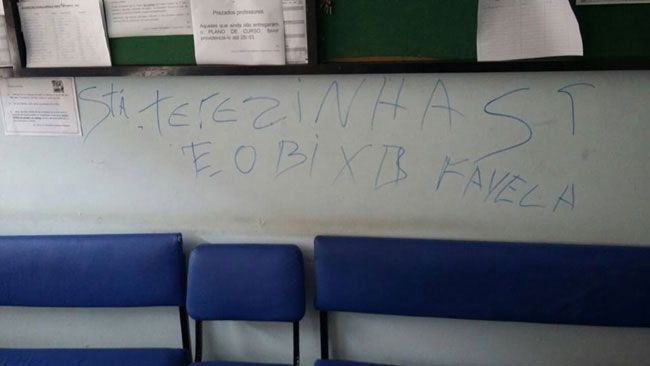 Vândalos também deixaram pichação em muro (Reprodução Facebook/21-03-16)