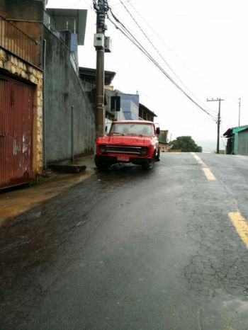 Veículo acumula água no Bairu