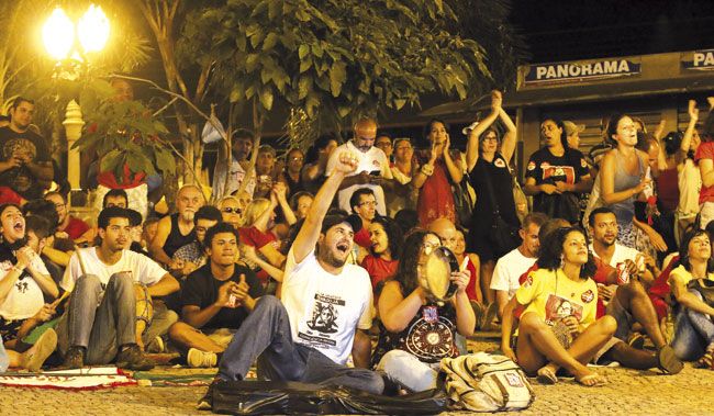 ... enquanto que os contrários ao processo se encontraram na Praça da Estação (Leonardo Costa/18-04-16)
