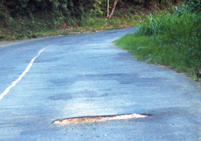 Asfalto deficitário na Rua José Lourenço, na Cidade Alta 