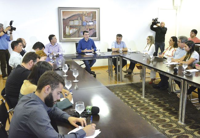 2 consórcios vão atuar por dez anos 3 Bruno Siqueira anuncia resultado da licitação e diz esperar um melhor serviço para a cidade (MARCELO RIBEIRO/28-04-16)