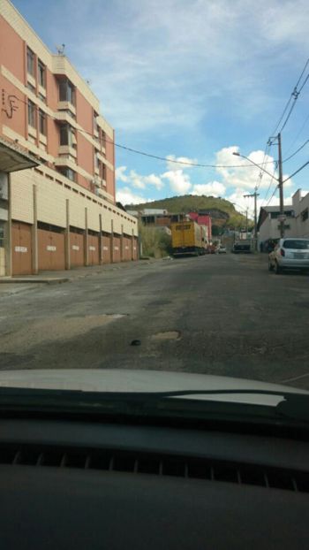 Buracos prejudicam trânsito na Rua José Teixeira da Silva e... 