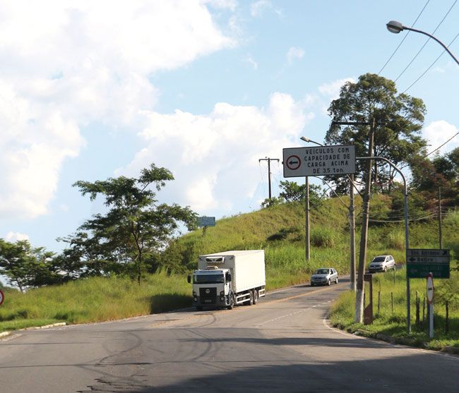 Caminhão desrespeita placa e circula por via íngreme (Fotos: Fernando Priamo)