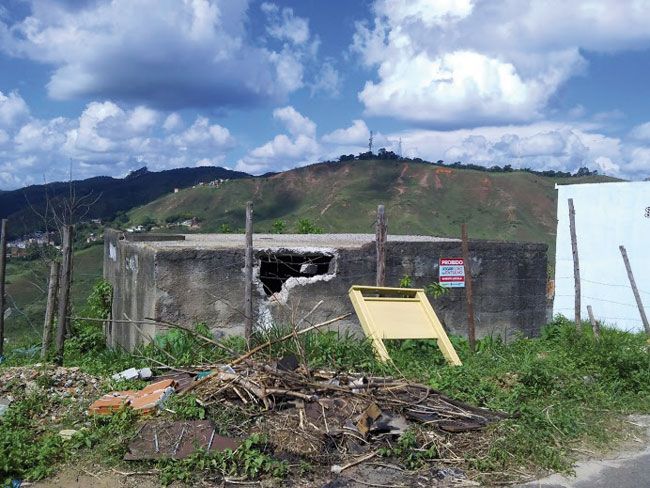 Caixa d'água quebrada preocupa 2 Cano foi retirado, deixando buraco na caixa d'água localizada na Rua Antônio Rodrigues Clemente (Fernando Dias)