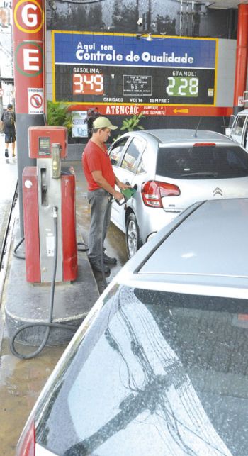 Etanol mais barato nos postos 2 Cartaz na bomba informa vantagem em abastecer veículo com álcool (MARCELO RIBEIRO/27-04-16)