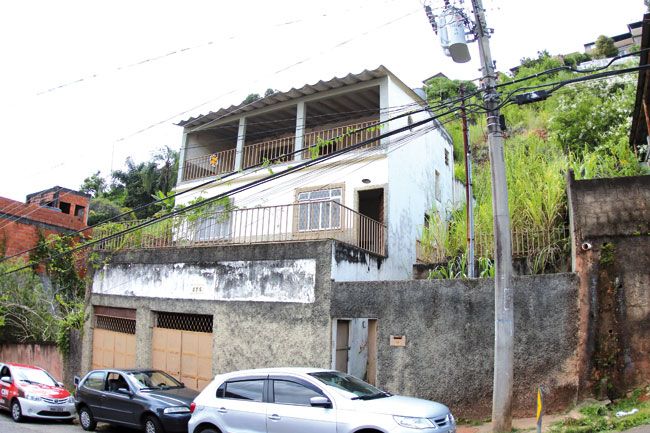 Casa de dois pavimentos está tomada pela ação do tempo e do vandalismo. Armários, pias e torneiras foram furtados (FERNANDO PRIAMO/22-02-16)