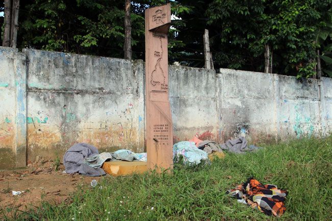 Entorno do marco na Av. Brasil com Ponte do Ladeira serve de abrigo a moradores de rua