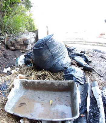 Entre o Santa Luzia e o Teixeiras, recipiente acumula água