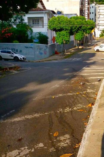 Leitor registra chorume deixado na esquina das ruas Floriano Peixoto com Tiradentes 
