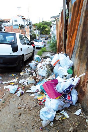Lixo se acumula na Rua Dr. Campos Lima na divisa dos bairros São Mateus e Dom Bosco