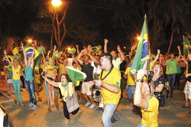 Manifestantes a favor do impeachment se reuniram na praça de São Mateus... (FernandoPriamo/18-04-16)