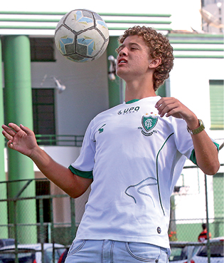 Juiz-forano na Seleção sub-17 2 Meia-atacante Kassio, de 15 anos, começou a jogar aos 5, no Sport Club (Leonardo Costa)