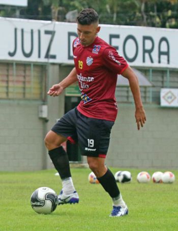 Meia Hiroshi marcou gol salvador no último sábado (Leonardo Costa)