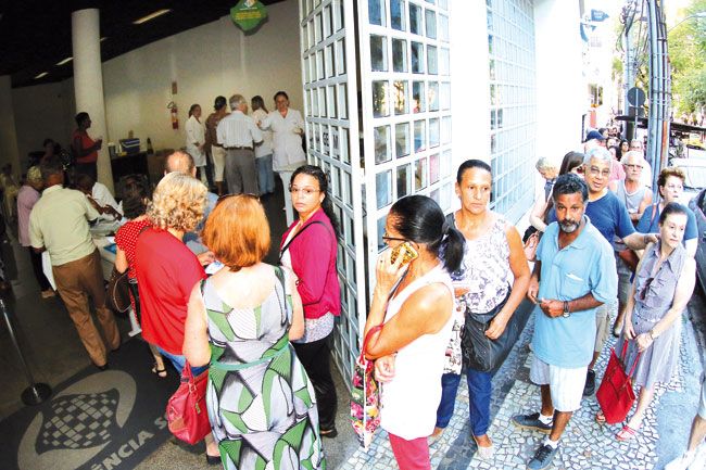 No posto do INSS, as pessoas esperaram cerca de 40 minutos na fila para se vacinar (FERNANDO PRIAMO/25-04-16)