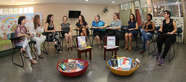 FOTOS FERNANDO PRIAMO O grupo de escritores se reúne mensalmente na Biblioteca Municipal Murilo Mendes