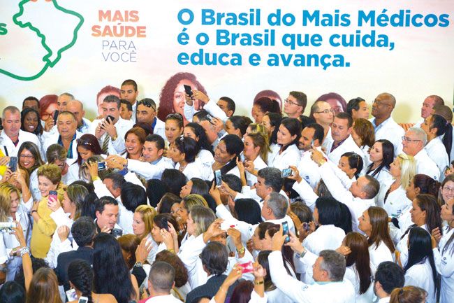 Presidente Dilma na cerimônia de anúncio da prorrogação da permanência dos médicos (José Cruz/Agência Brasil)