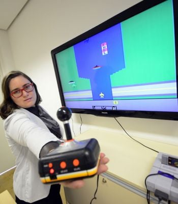 Projeto da professora Letícia Perani não se resume à teoria: é preciso praticar com games clássicos como 'River Raid' (Olavo Prazeres)