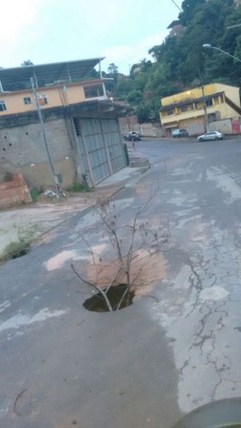 Buraco em via do Nova Benfica 2 Reparo precisa ser feito na Rua Abel Pinto