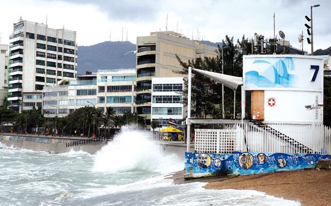 Ressaca atinge as praias da capital fluminense, com ondas de até 3,5m (Tânia Rêgo/Agência Brasil)