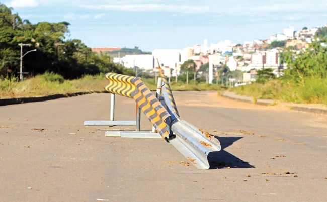 Trecho próximo à Represa de São Pedro, apesar de não concluído, está aberto para o tráfego (LEONARDO COSTA/20-04-16)