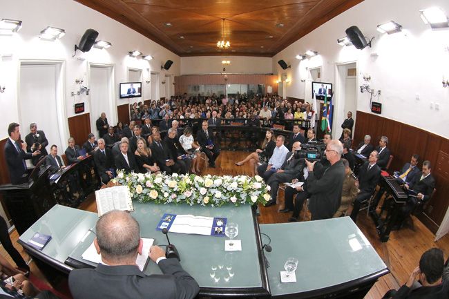 Vinte e uma personalidades e entidades receberam a honraria, que marca os 163 anos do Legislativo