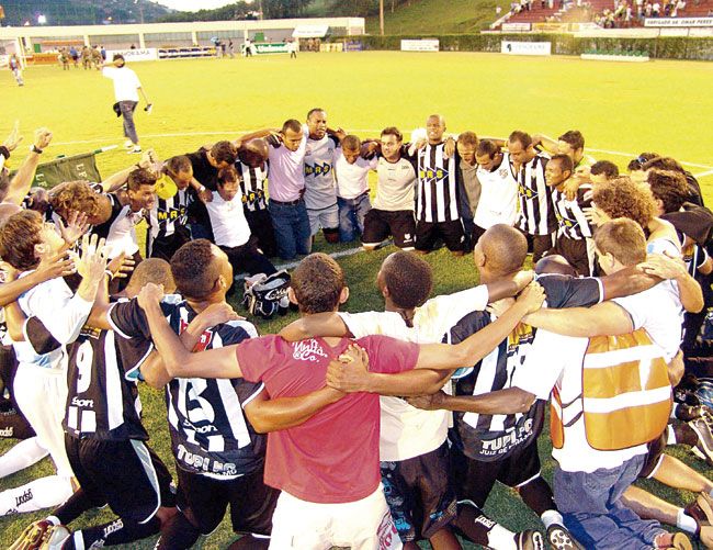 Após vencer o Juventus de Minas Novas, Tupi teve que esperar fim da partida entre Uberaba e Valeriodoce para confirmar o acesso )(Olavo Prazeres/arquivo TM)