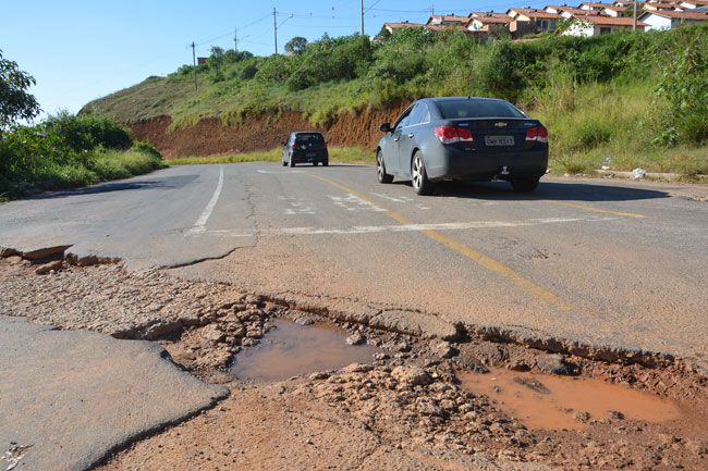 Buraco ocupa grande extensão da via no Nova Germânia (Marcelo Ribeiro/02-04-16)