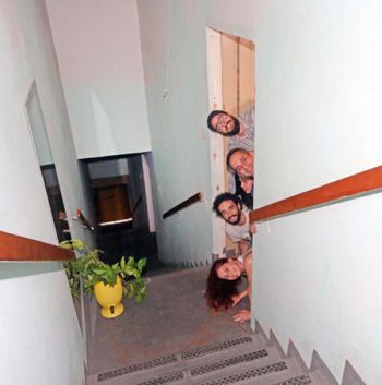Com a proposta de se firmar autossustentável, grupo de artistas abriu O Andar de Baixo, para sediar oficinas, pequenos espetáculos, instalações, intervenções e exposições