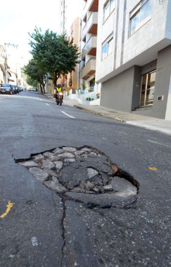 Cratera se abriu há cerca de 15 dias na Espírito Santo (Olavo Prazeres/23-05-16)