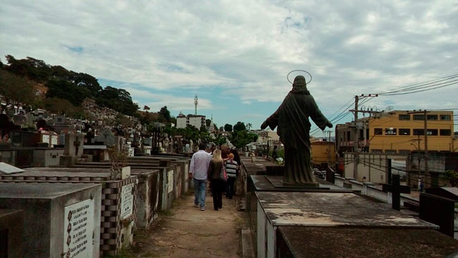 Corpo foi sepultado no Cemitério Municipal (Foto: Olavo Prazeres/23-05-16)