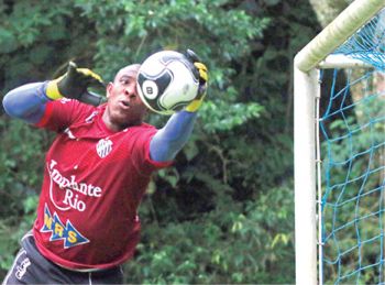 Pressão por vitória 4 Goleiro quer esquecer falha contra o Vasco para buscar a vitória hoje (Foto Leonardo Costa