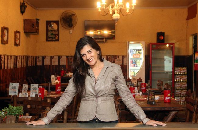 FOTOS FERNANDO PRIAMO Idênia Gonçalves assumiu o Bar do Luiz depois do falecimento do marido