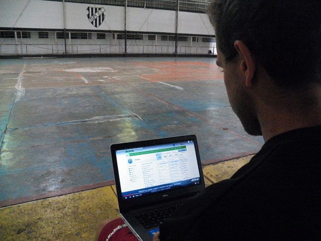 Tecnologia a serviço da performance 2 João Boaventura é o responsável por alimentar o elenco com informaçõesBRUNO KAEHLER