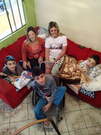Marlene, amor de mãe a toda prova 2 Marlene (de branco) conta com o apoio da vizinha Vânia para cuidar de Lucas, Rodrigo e Paulo (Guilherme Arêas/05-06-16)