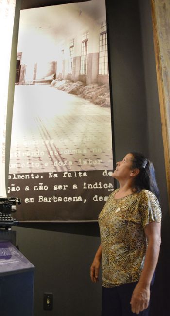Marlene se recorda dos tempos que secava  o capim que servia de cama para os internos