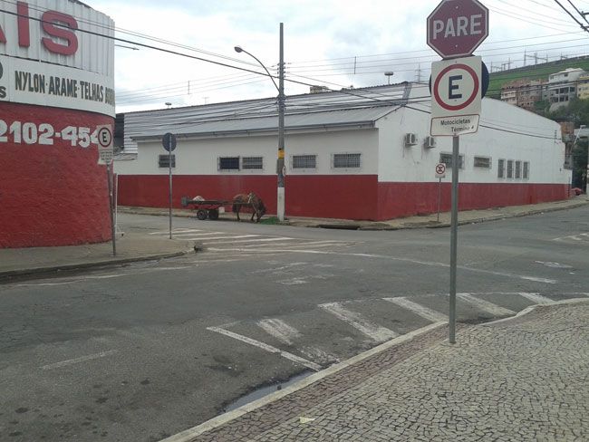 Moradores pedem repintura da faixa de retenção entre as ruas Saint Clair de Carvalho e Deputado Oliveira Souza