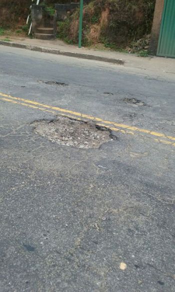 No Grama, buracos são problema na Avenida Juiz de Fora (Marcos Leal)