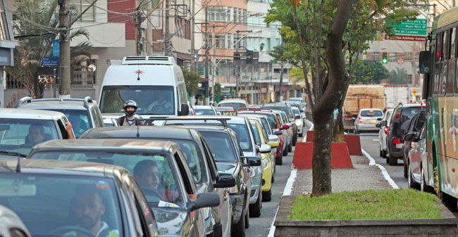 No trecho entre as avenidas Rio Branco e Getúlio Vargas, a Itamar Franco apresenta retenções frequentes, principalmente nos horários de pico