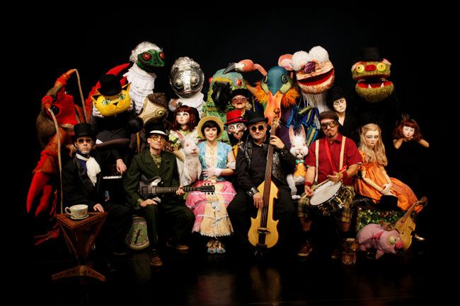 Alice reloaded 2 O mundo nonsense criado por Lewis Carroll é revisitado pelos bonecos do Giramundo e pelos músicos do Pato Fu em espetáculo no Cine-Theatro Central