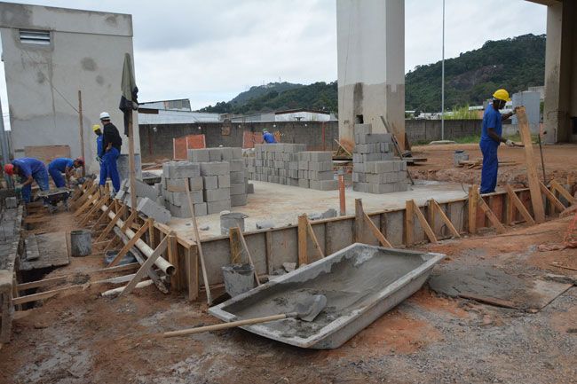 Operários trabalham atualmente na construção de uma  pequena estação de tratamento de esgoto dentro do hospital